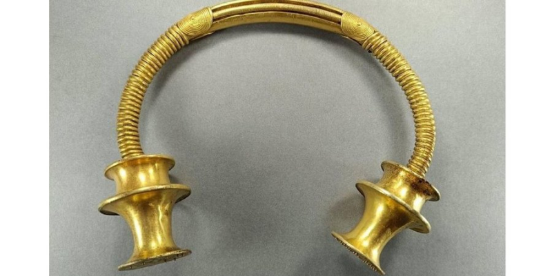 Справжнє везіння. Іспанський водопровідник знайшов два золотих намиста віком 2500 років