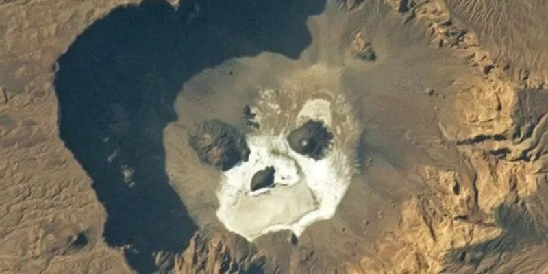 Вид з космосу. NASA показало моторошне фото вулканічної ями у формі черепа в пустелі Сахара