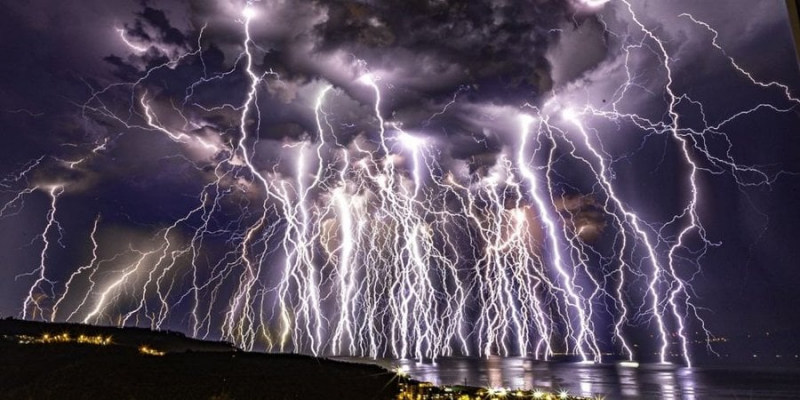 Неймовірна краса. Фотограф зробив колаж зі 100 знімків блискавок у Туреччині