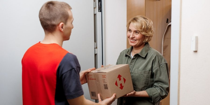 Нова пошта запустила у Румунії послугу адресного забору посилок