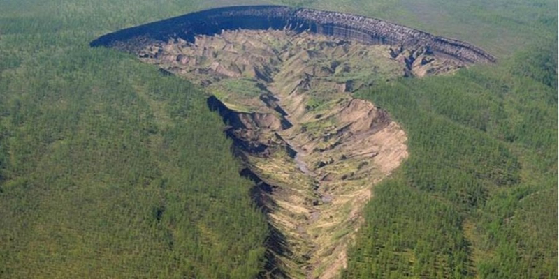Росія піде під землю? Аномальна воронка в Сибіру розширюється з рекордною швидкістю