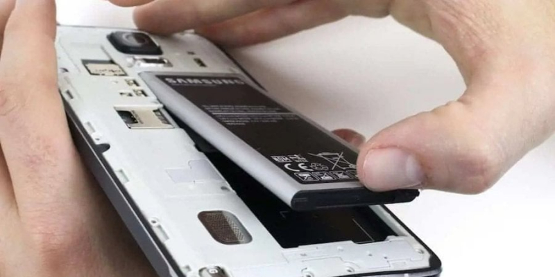 Виробники смартфонів у жаху. У ЄС ухвалили закон про наявність легко замінної батареї в пристроях