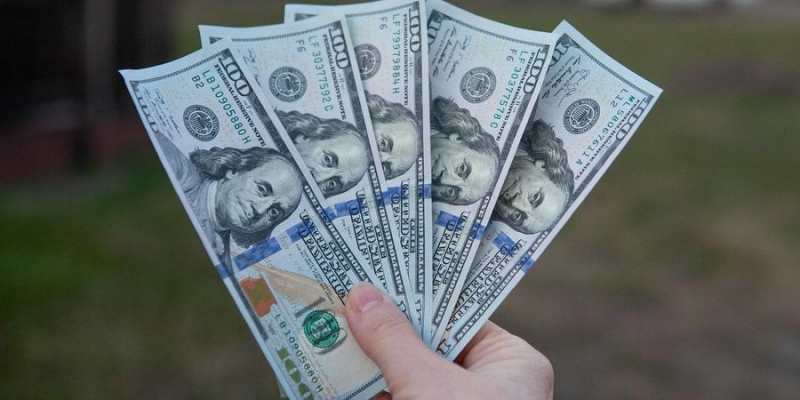 Вперше за 11 місяців. Українці продали більше валюти, ніж купили