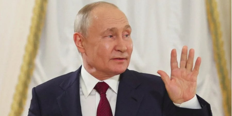 Є два стільці. Путіну доведеться вибирати між війною та порятунком економіки РФ через обвал рубля — WP